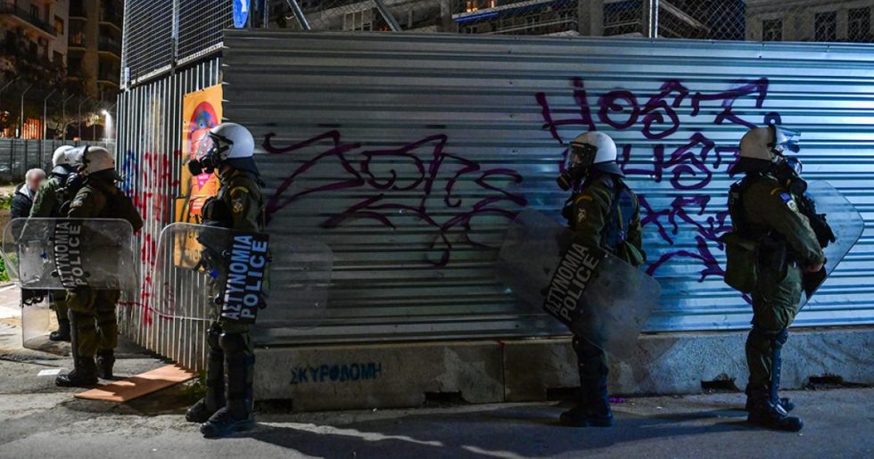 Αλλο ένα θέατρο του παραλόγου από την αστυνομία στα Εξάρχεια